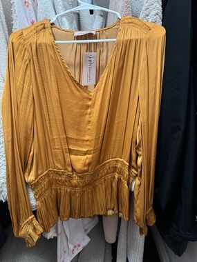 Philosophy Mustard Gold V-Neck Pleated Waist Blouse
Size Xl
New with tags